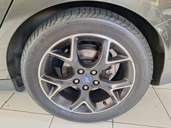 Ford Focus Sedan Titanium 2.0 - Image 6